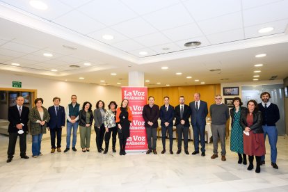Foto de familia con los organizadores y los participantes en el desayuno.