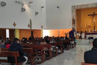 La iglesia de San Luis Gonzaga, con el acto de imposición de ceniza a los pequeños de catequesis.