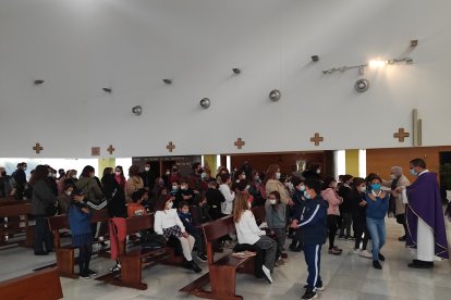 Los más pequeños se ponen la ceniza en San Luis Gonzaga.