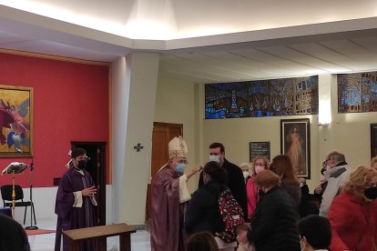 El obispo emérito, Adolfo Gonzalez Montes, El obispo emérito, Adolfo Gonzalez Montes, imponiendo la ceniza en la iglesia de Montserrat.la ceniza en la iglesia de Montserrat