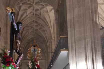 El obispo, ante el Cristo del Escucha.