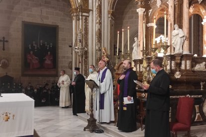 Antonio Gómez Cantero, obispo de Almería, junto a representantes religiosos de las comunidades ucranianas dirigiendo la oración.