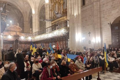 Banderas de Ucrania en los bancos de la Catedral.