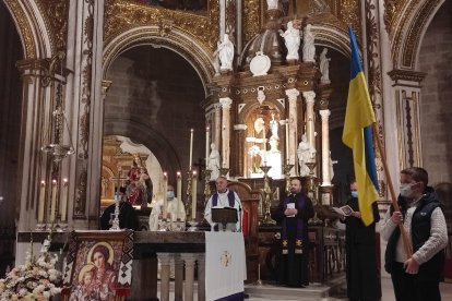 El obispo de Almería junto a los religiosos ucranianos en el altar de la Catedral.