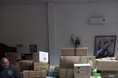 Centenares de cajas viajarán desde Almería hasta Ucrania.