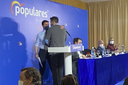Saludo entre los número 1 y 2 del PP de Almería.