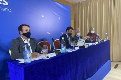 Escuchando al secretario general y alcalde de Almería.