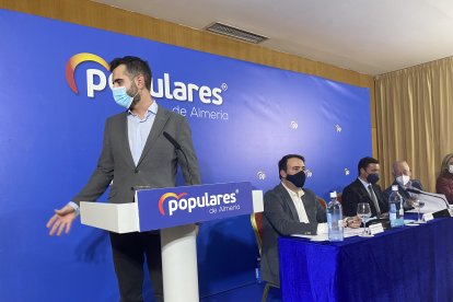 A la izquierda, Ramón Fernández-Pacheco.