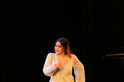 La bailaora Inés de Inés en un momento de su actuación por alegrías.