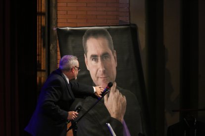 Un emocionado Pedro Fernández toca la imagen de su hermano Antonio.