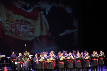 La banda de Cornetas y Tambores Santa Cruz realizó el toque de silencio.