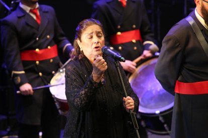 Antonia López interpretó una saeta envolviendo el ambiente de una cercana y deseada Semana Santa en la que Antonio Fernández acompañaba cada año a la Virgen de los Ángeles.