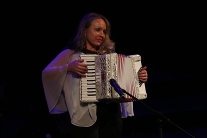 Olga Piters con su blanco acordeón, una delicia para los oídos.