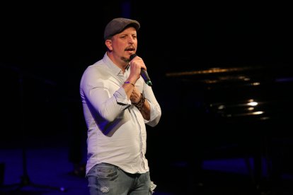 José Cruz levantó al público con una magnífica interpretación de un tema de Alejandro Sánz.