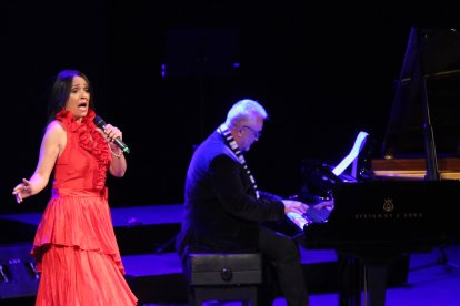 Mari Ángeles Berenguel, acompañada por Marcel Arnalot, interpretó el romance de valentía de Isabel Pantoja.