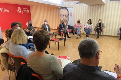 El secretario provincial del PSOE, Juan Antonio Lorenzo, acompaña a Juan Espadas.