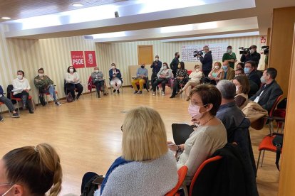 Representantes del PSOE provincial junto a trabajadores de ayuda a domicilio.