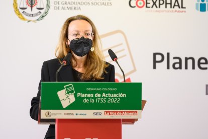 Antonia S. Villanueva, subdirectora de LA VOZ, da la bienvenida a los asistentes al desayuno-coloquio.