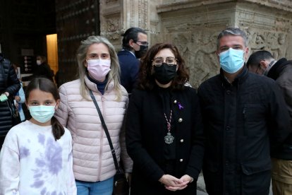 María del Mar Marín, hermana mayor del Prendimiento, con el teniente coronel Raúl Sanchez Prendes, Jefe del Grupo de Artillería de La Legión, su mujer Laura y su hija Marta.