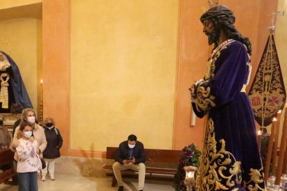 Desde pequeños se recibe la fe y las tradiciones como la de cada primer viernes de marzo ante el Seor de Medinaceli.