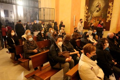 Muchos fieles permanecieron unos minutos rezando en la capilla durante la veneración.