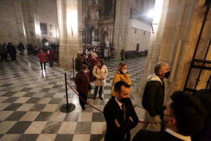 A media tarde comenzaron a formarse colas en el interior del templo catedralicio.