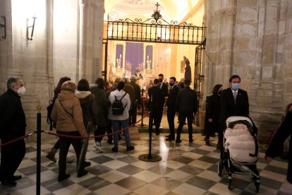 Muchos padres acudieron con sus bebés a este acto tradicional de fervor y devoción.