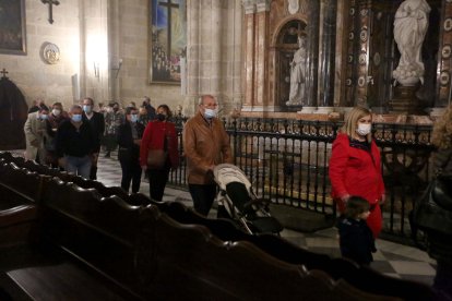 Guardando distancia entre los fieles y mascarillas para evitar el contagio del covid.