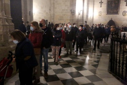 Los fieles discurren por el trascoro para acceder a la capilla del Sagrario.