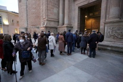 La cola de fieles devotos llenaba el interiuor de la Catedral y llegó hasta la Plaza.