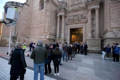 Pese a la larga cola, no hubo que esperar mucho dada la fluidez con que se organizó la veneración a Jesús Cautivo de Medinaceli.