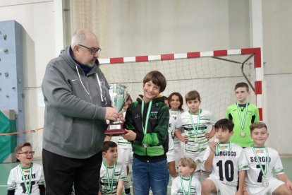 Juan Mateo entregando la Copa.
