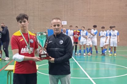 El seleccionador entrega la copa.