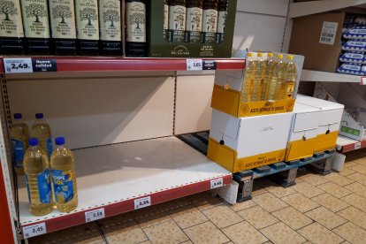 Estanterías de Día semivacías de aceite de girasol.