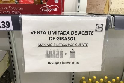 Algunos supermercados recuerdan a sus clientes la limitación en las ventas de aceite de girasol.