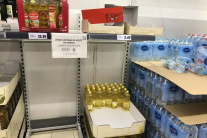 Las estanterías de Lidl visiblemente vacías a primera hora de la mañana.