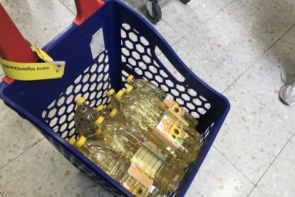 Consumidores almerienses hacen acopio de botellas de aceite de girasol.