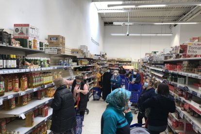Almerienses hacen cola para esperar la reposición de aceite de girasol.