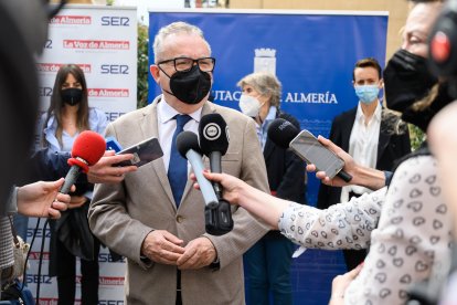 Pedro M. de la Cruz, director de LA VOZ, atiende a los medios.