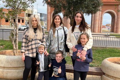 María Rudenko, Dariia Kazak y Tatiana Borisova, con sus hijos David, Zakhar y Valeria, en el bulevar de Vícar.