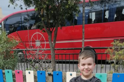 Zakhar jugando en un parque infantil de Vícar.