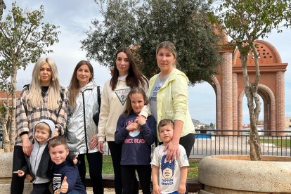 Las ucranianas recién llegadas y sus hijos junto a Nadia y uno de sus pequeños.