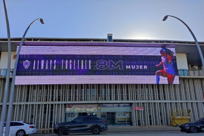 La UD Almería proyecta un video en la pantalla gigante que hay en la fachada de Tribuna del Estadio de los Juegos Mediterráneos.