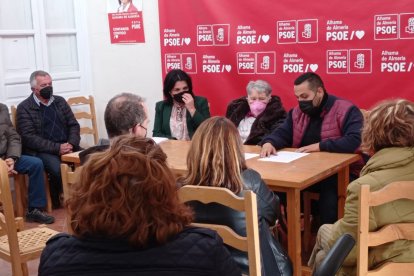 El PSOE de Alhama homenajea por el Día de la Mujer a América Checa, primera concejala del municipio.