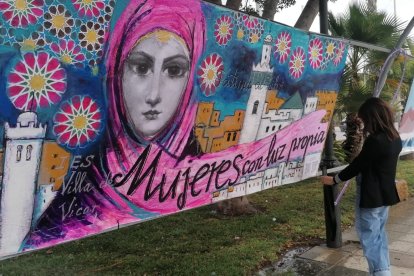 Mural en Vícar por el Día de la Mujer.