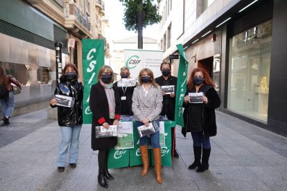 CSIF conmemora el Día Internacional de la Mujer con una mesa informativa sobre la igualdad.