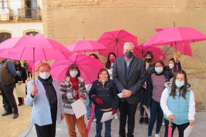 El alcalde de Vera, José Carmelo Jorge, junto con varios participantes en la concentración.