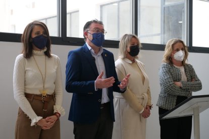 Las diputadas provinciales Carmen Belén López y María Luisa Cruz han participado, junto al alcalde de Berja, en la lectura del manifiesto.