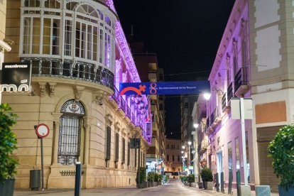 El Palacio Provincial, iluminado por el 8M.