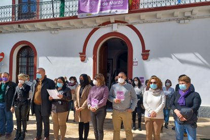 Lectura del manifiesto por el 8M a las puertas del ayuntamiento cuevano.